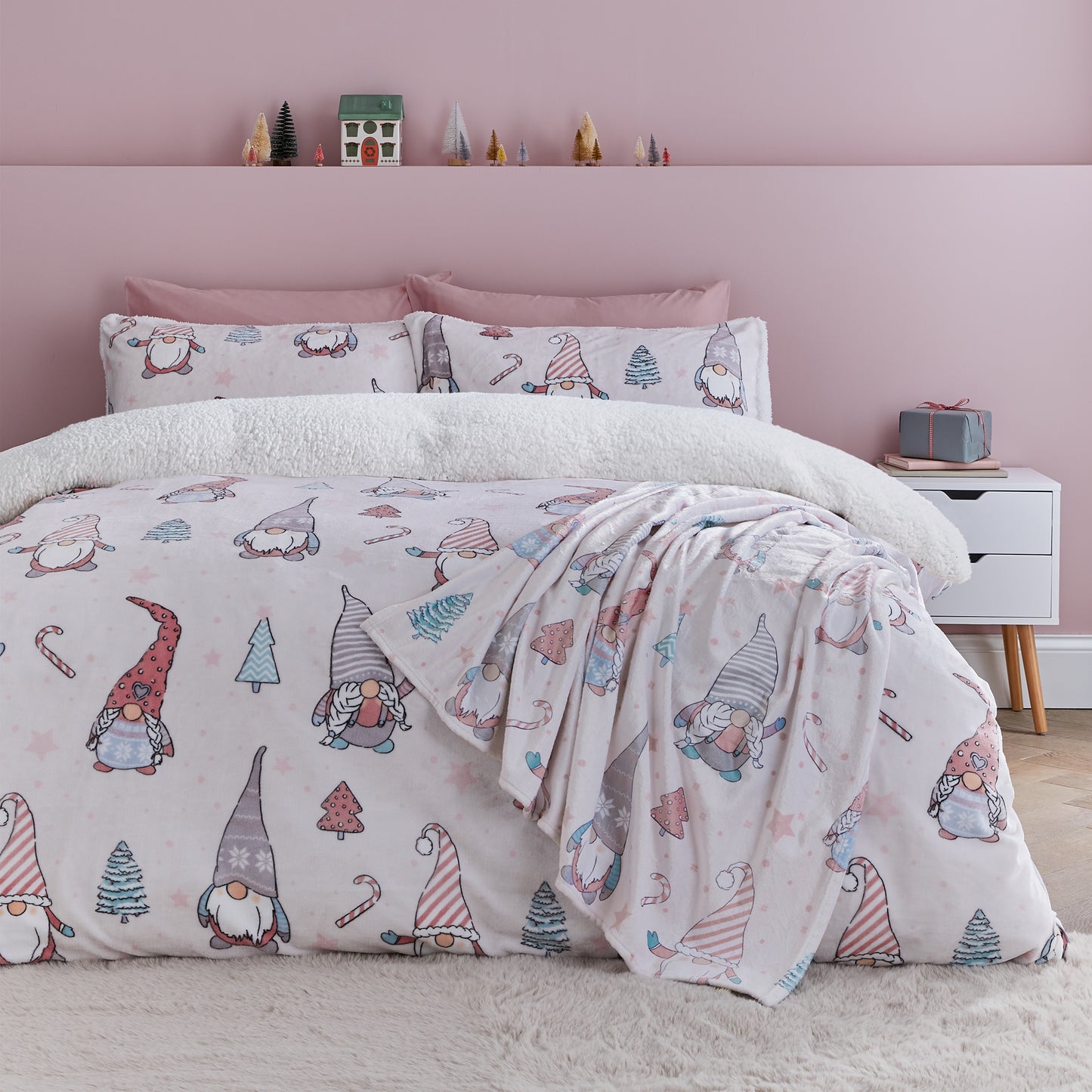 Catherine Lansfield Christmas Festive Gnomes Cosy Fleece Duvet Cover Set with Pillowcases