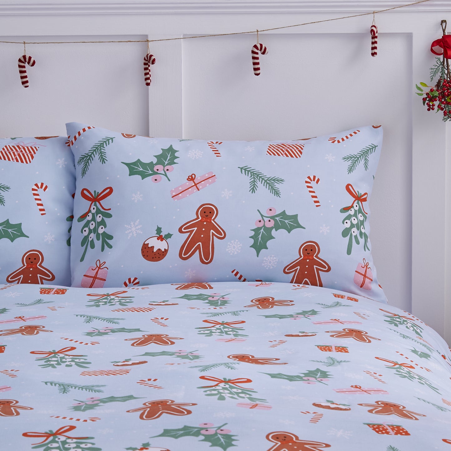 Catherine Lansfield Christmas Gingerbread Soft Microfibre Reversible Duvet Cover Set with Pillowcases