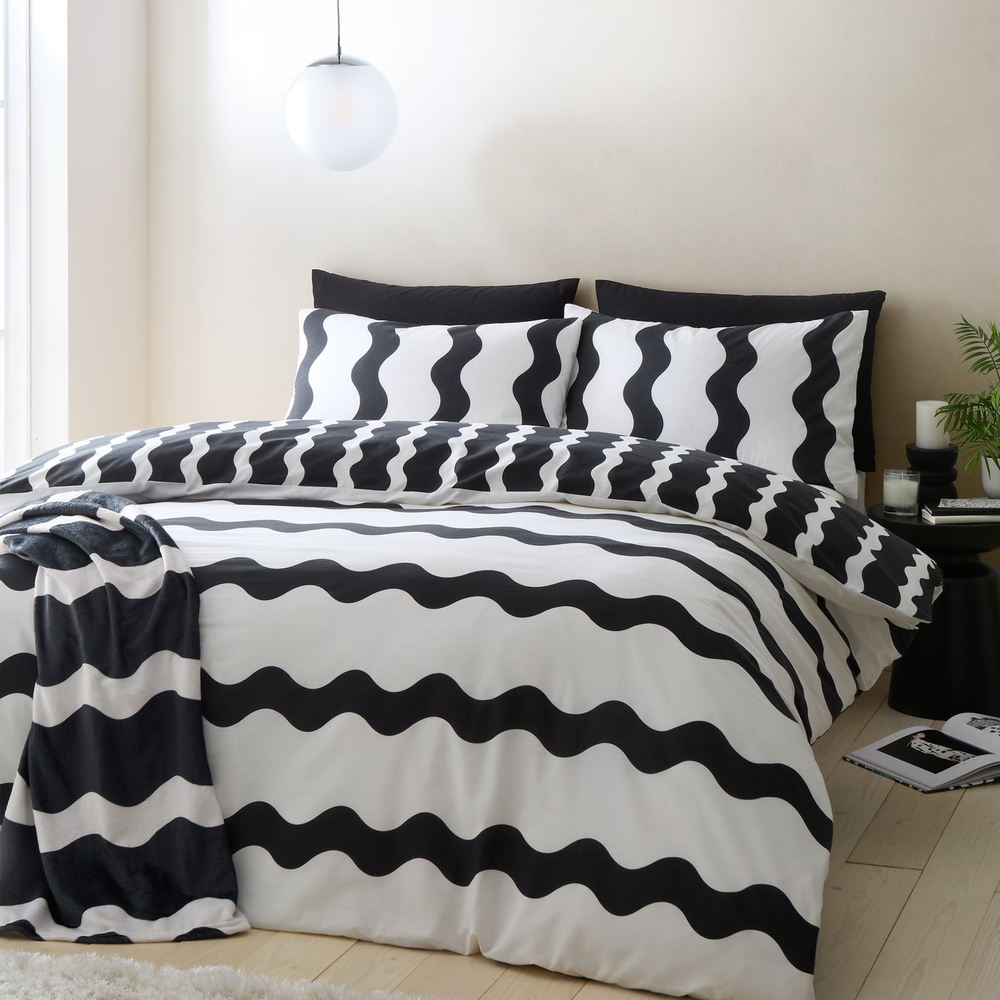 Sassy B Waves Reversible Duvet Cover Set with Pillowcases