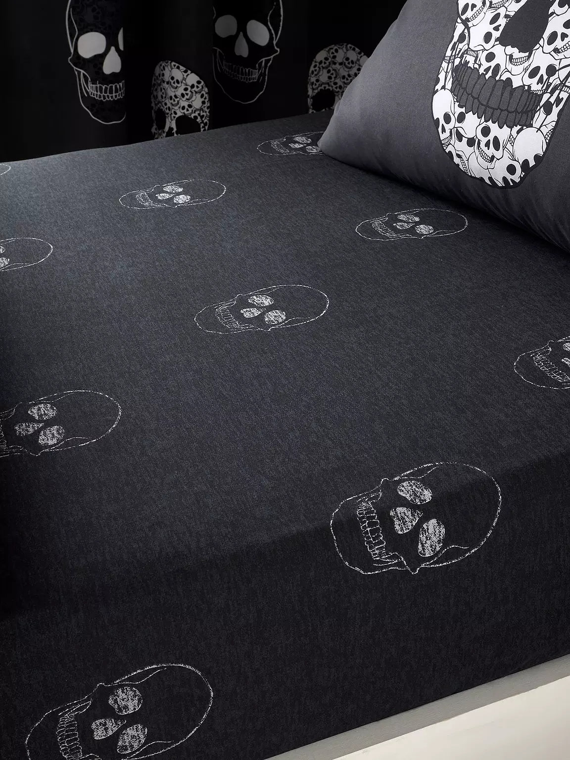 Catherine Lansfield Skulls Fitted Sheet